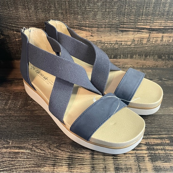 Life Stride Shoes - NWOT Women’s Platform Sandals with Navy Crisscross Straps Sz 8M
